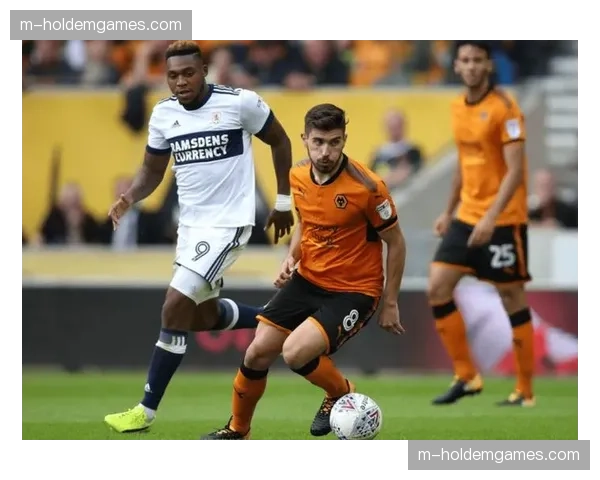 狼队赛前训练开放日,观察到球队重点演练了快速通过中场的三传递进练习。 狼队赛前训练开放日,观察到球队重点演练了快速通过中场的三传递进练习。