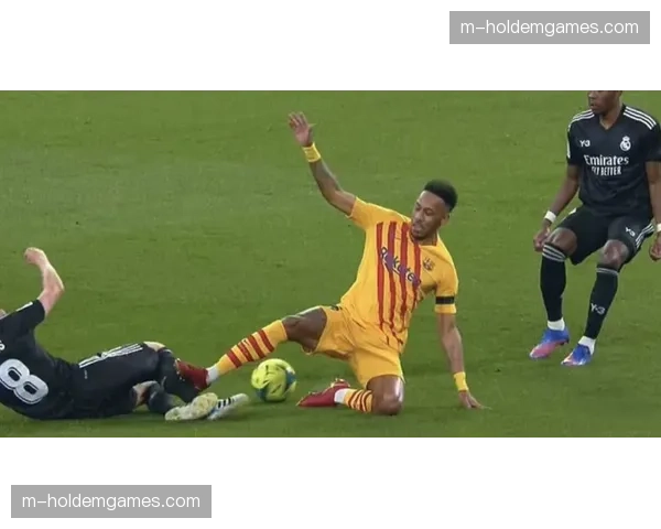 特写镜头：维尼修斯突破后抽筋倒地，对手吕迪格上前帮助拉伸