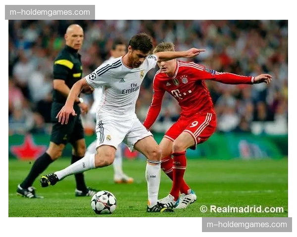 安联球场球迷高唱欧冠主题曲，拜仁皇马对决气氛热烈